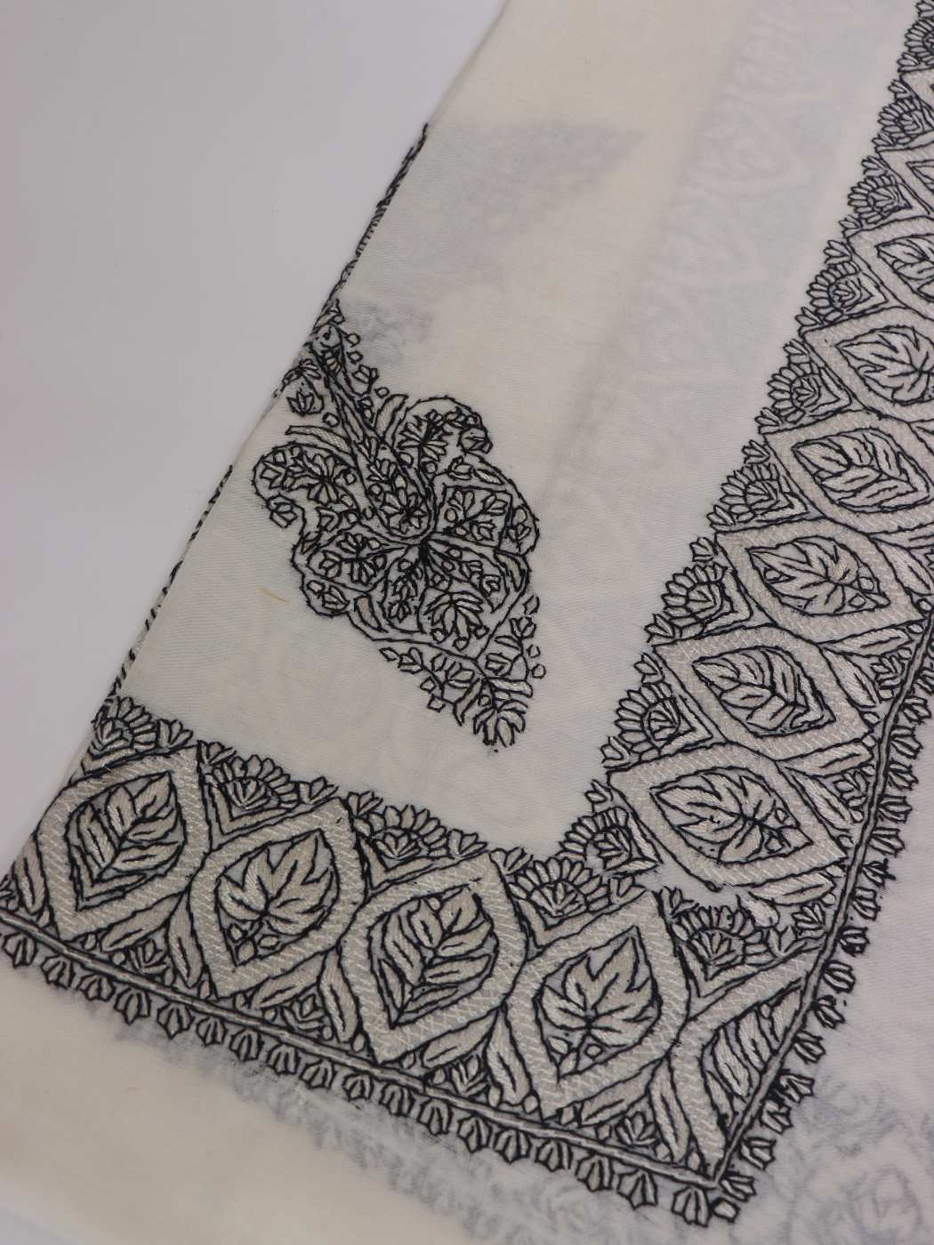 Kashmiri MP Pashmina Ghutra Headscarf with Black and White Hand Sozni Work