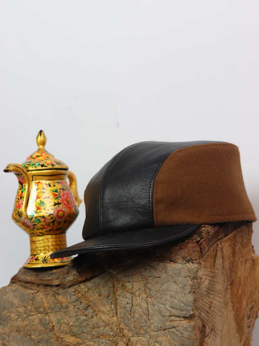Classic cap in pure leather and tweed wool