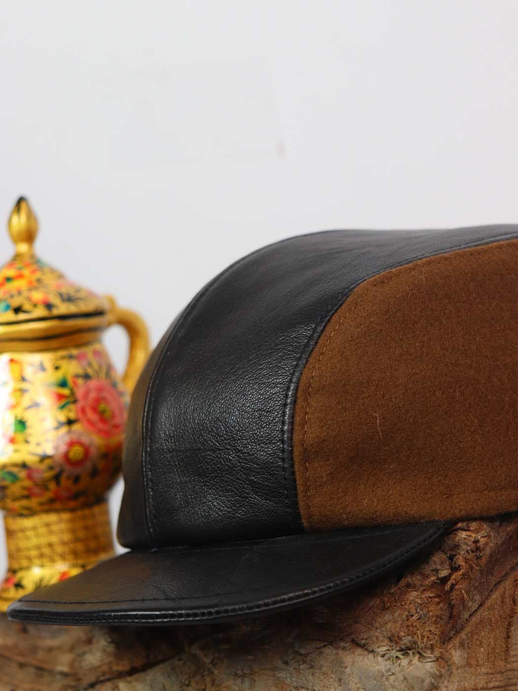 cap in pure leather and tweed wool