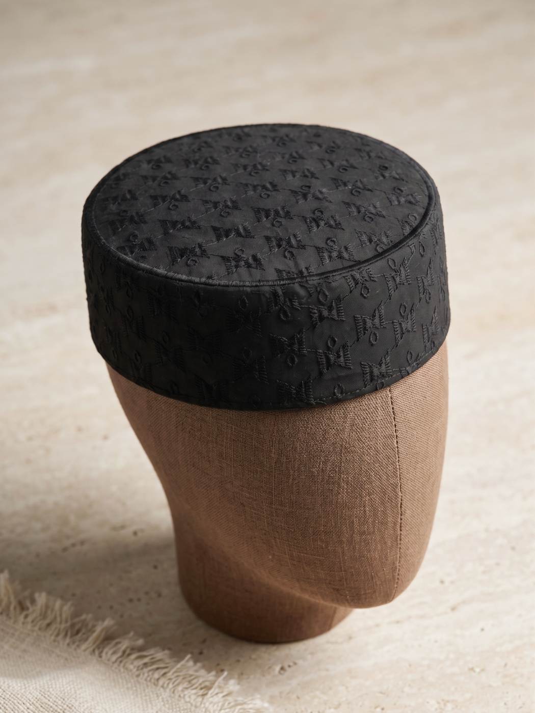 black lightweight cap in cotton for summer