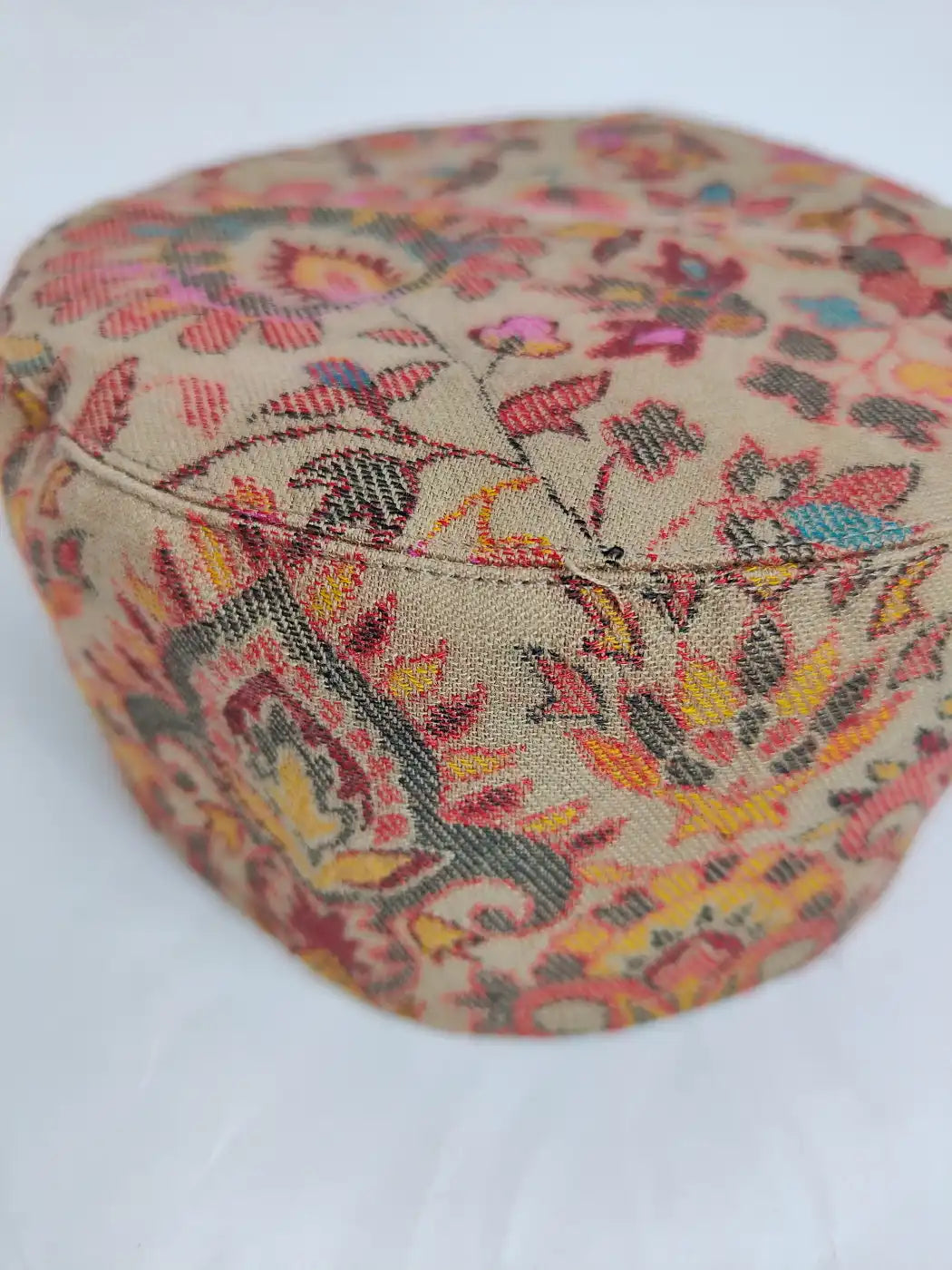 Beige kani topi with woven floral motifs