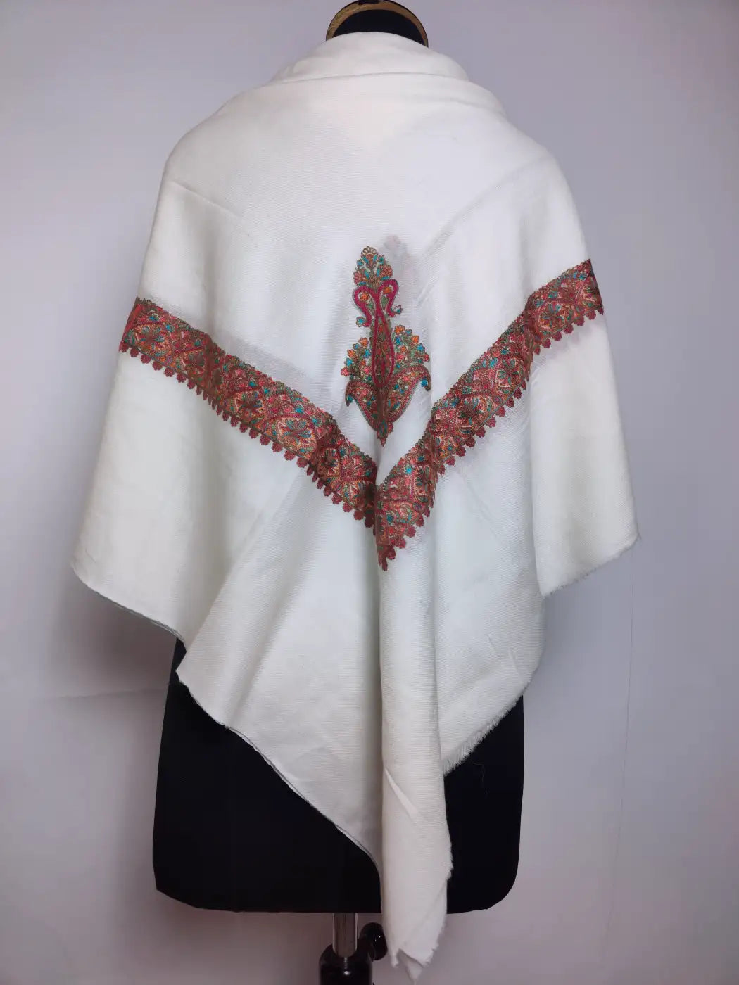 white Arabic rumal with continuous border and paisley pattern 