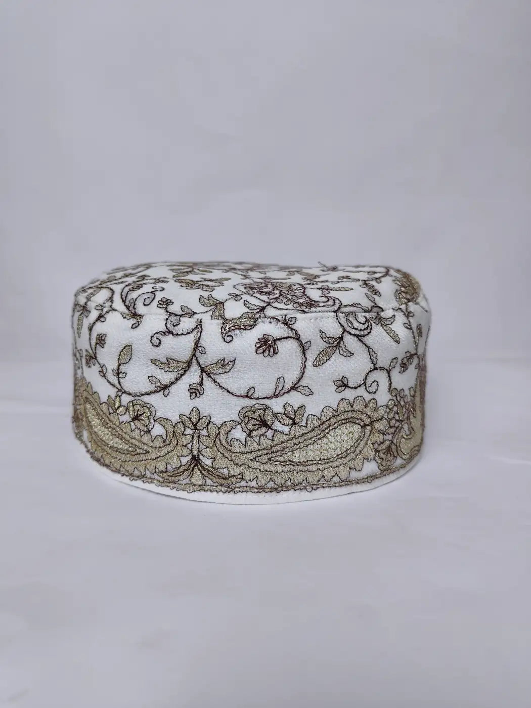 Kashmiri topi in white with hand sozni embroidery