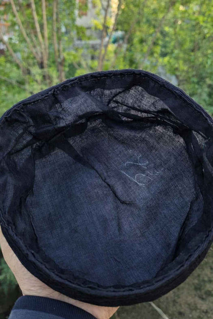 lining inside the cap in black 