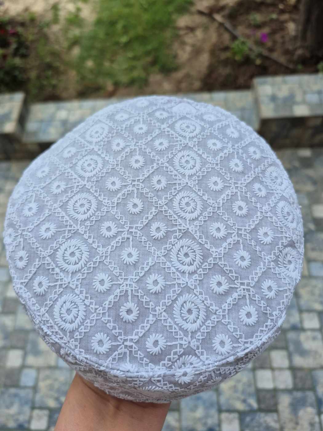 summer topi in white with top side patterns