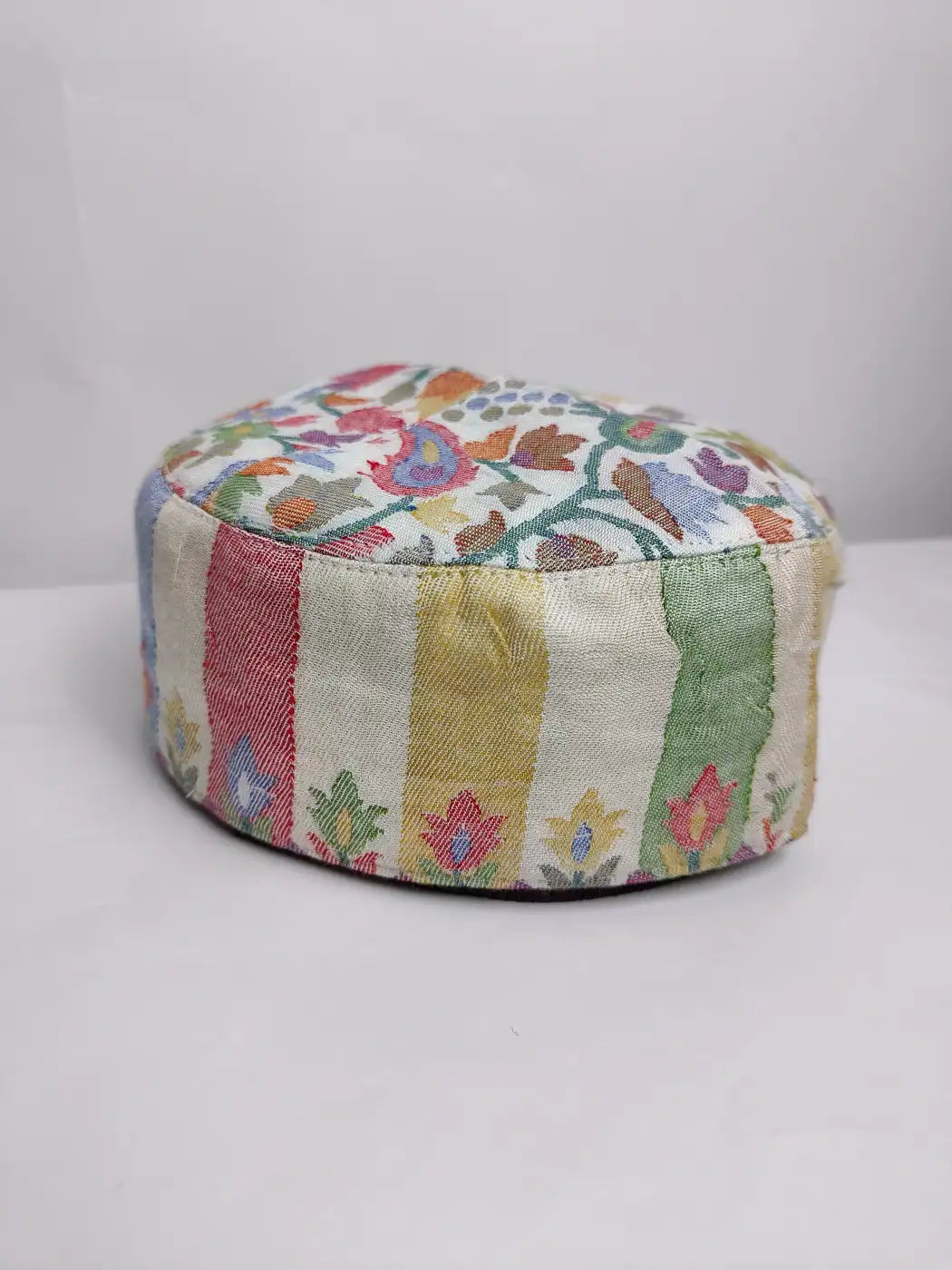White kani topi with woven lakeer patterns
