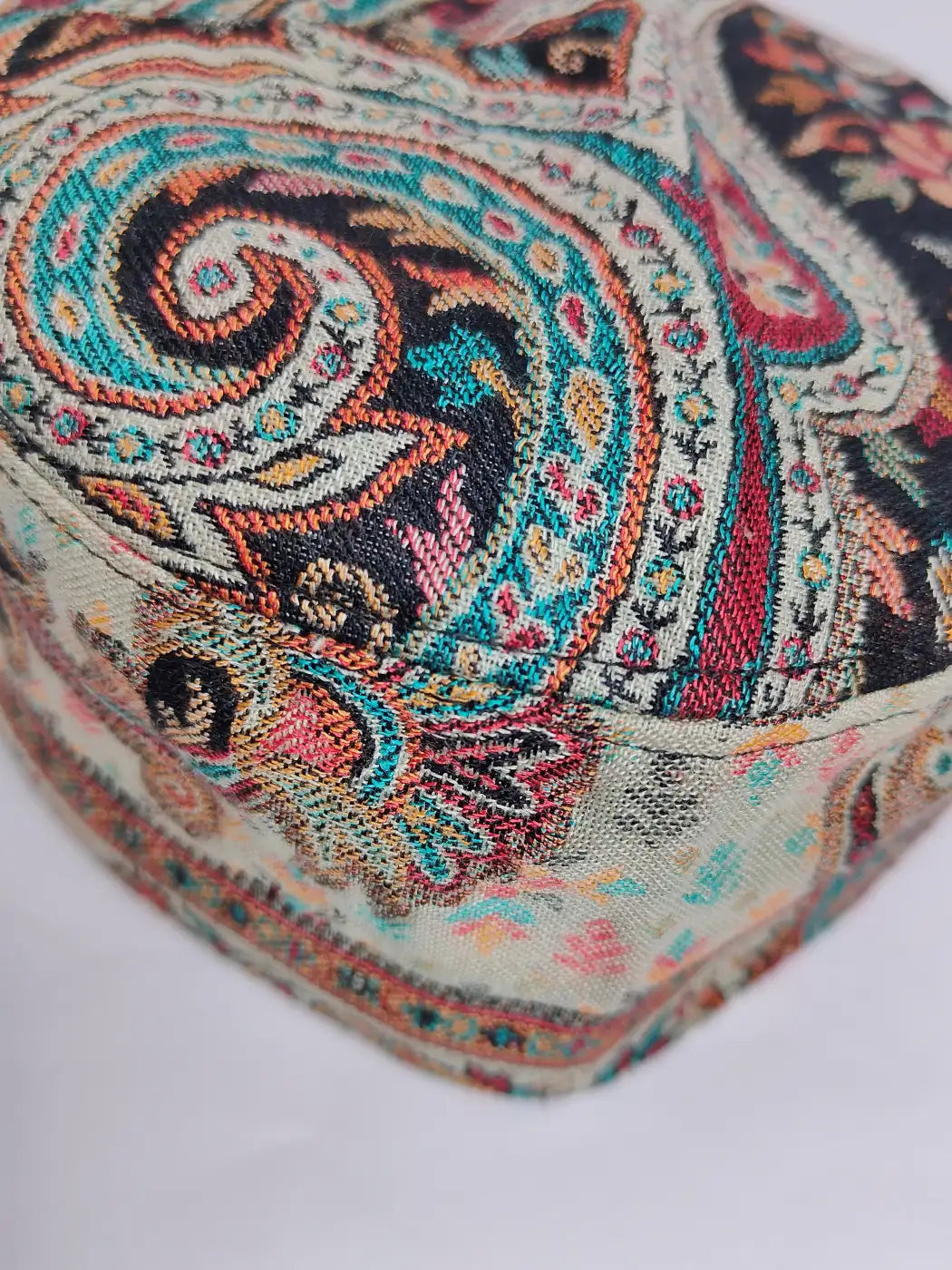 topi curved kani pattern