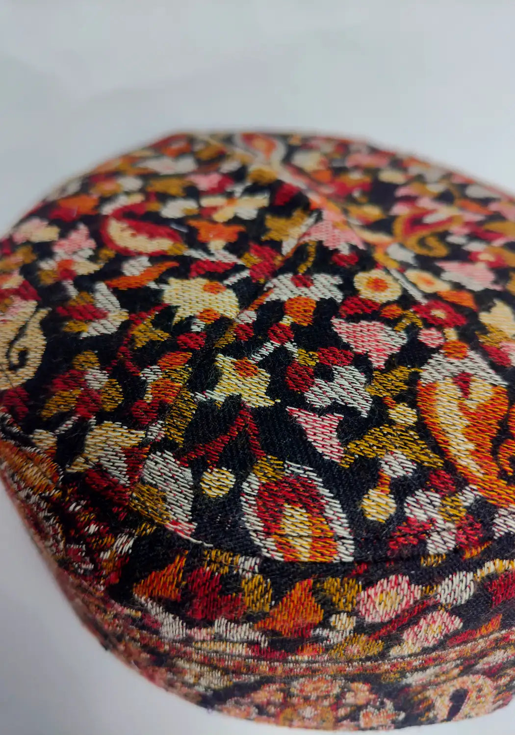 Black kani cap's top side in kani floral