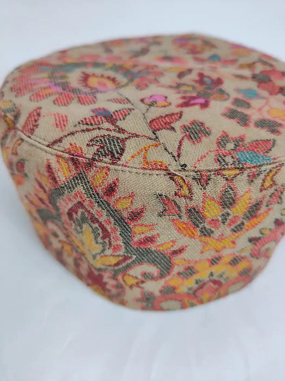 Beige kani topi with woven floral motifs 
