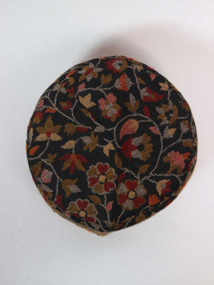 Black cap in top side floral woven
