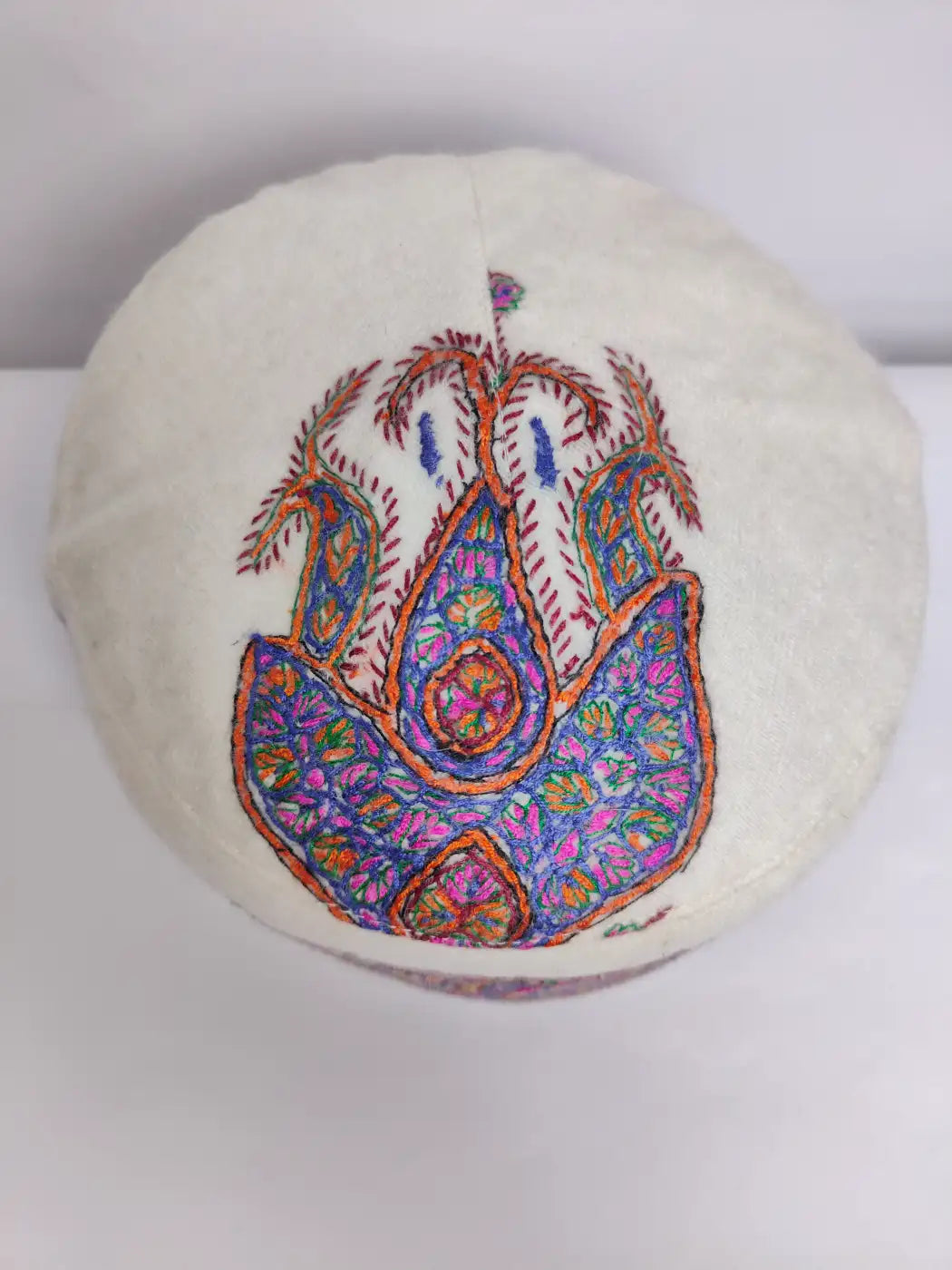 pashmina Kashmiri cap in cream top side with paisley motif with hand Sozni 