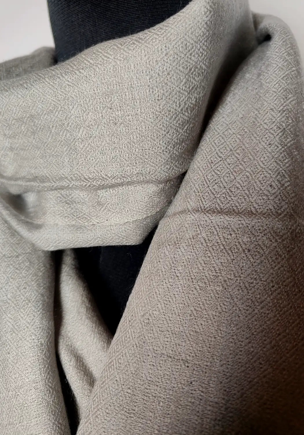 pure pashmina muffler detailing 