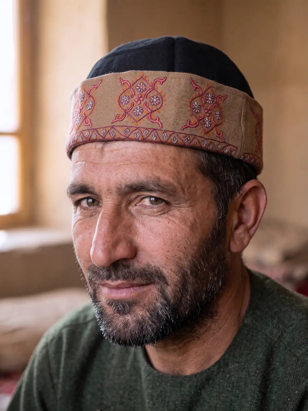 Kashmiri topi in wool with sozni embroidery across border