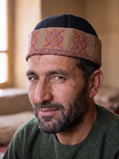 Kashmiri topi in wool with sozni embroidery across border