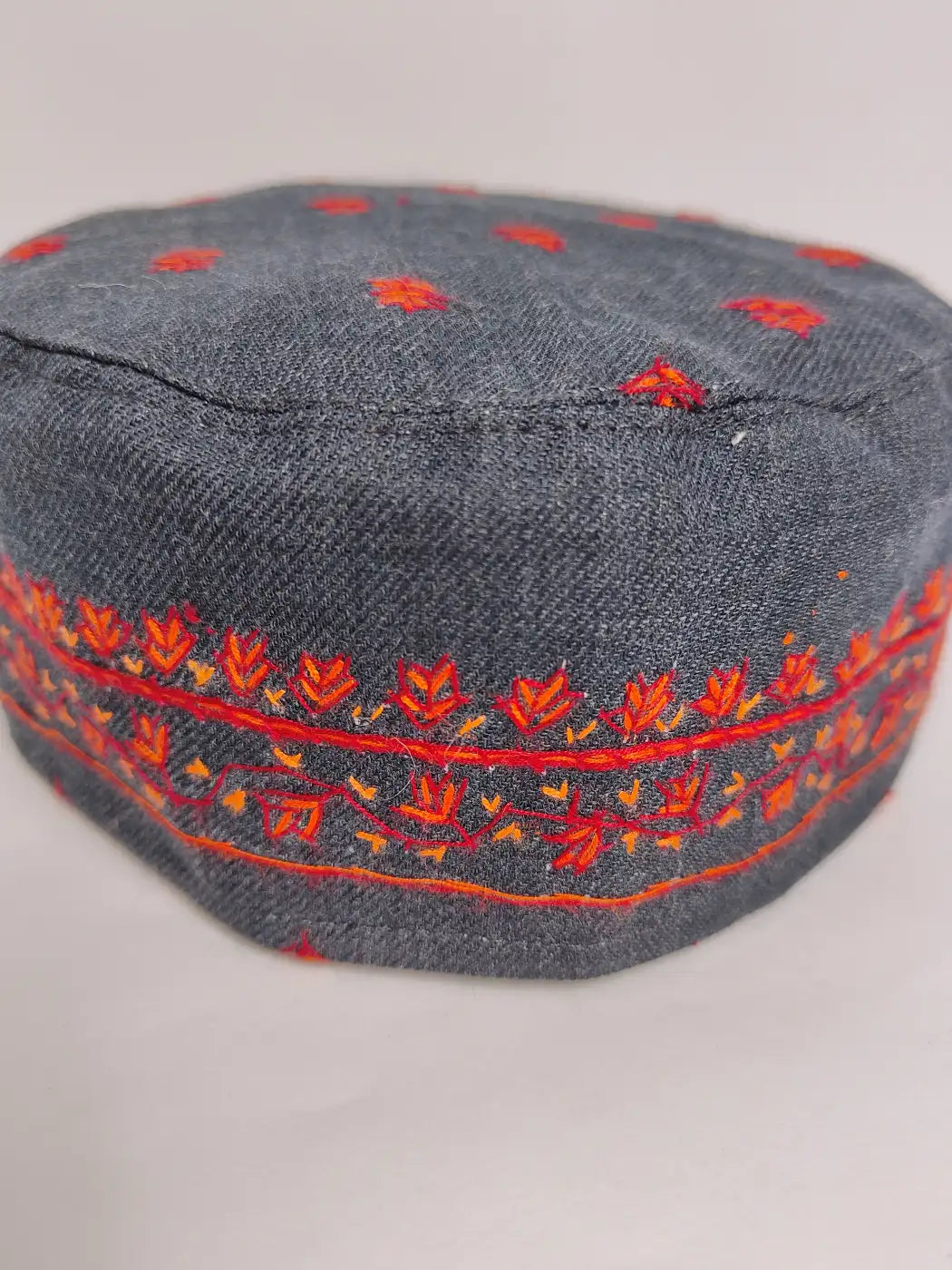 Sozni border cap in grey premium wool 
