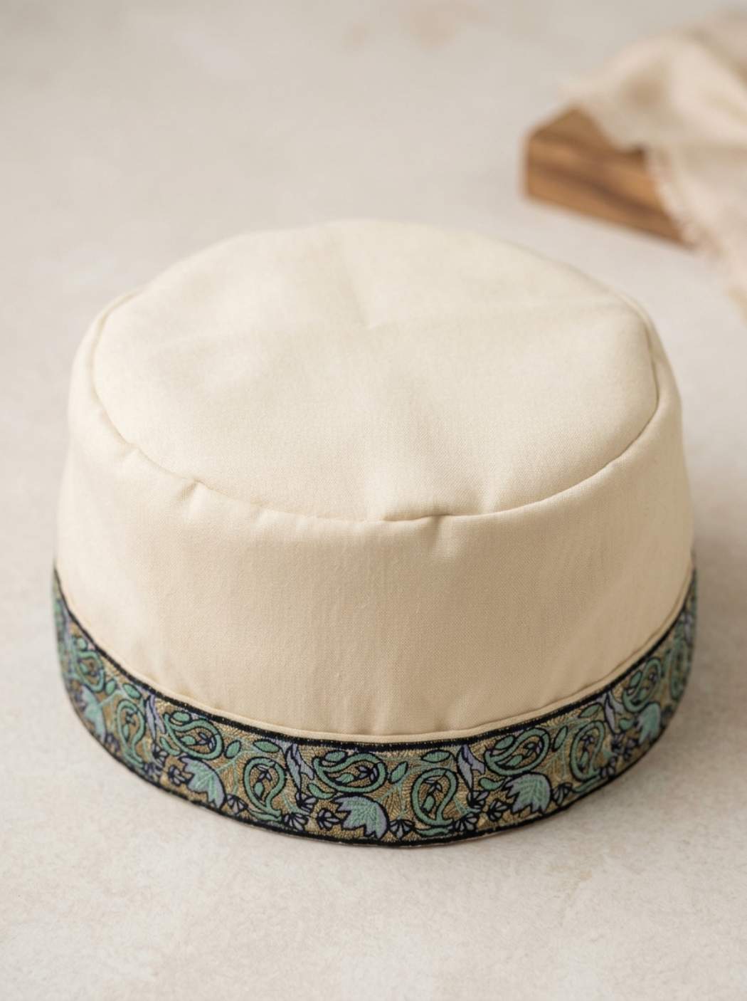 white cap with sozni border