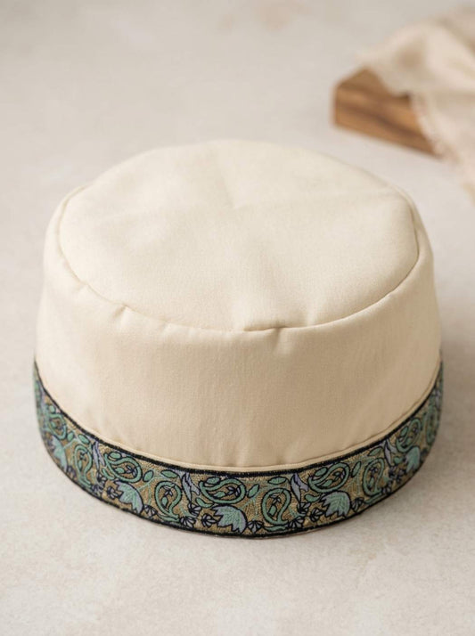 white cap with sozni border