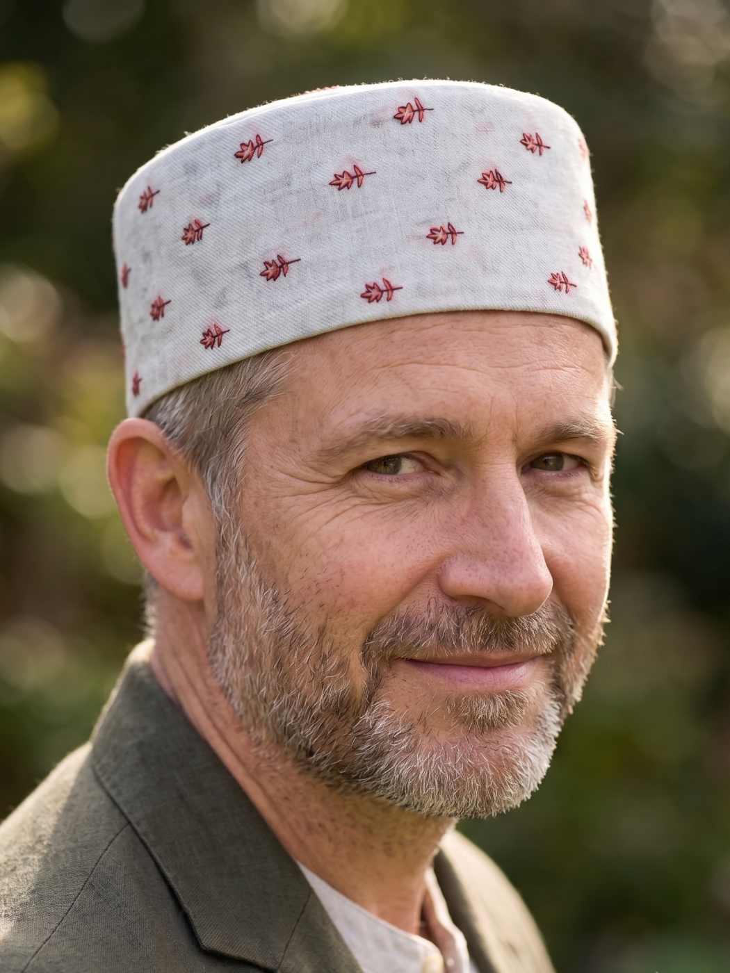 Classic White Kashmiri Topi With Sozni Work Boothis